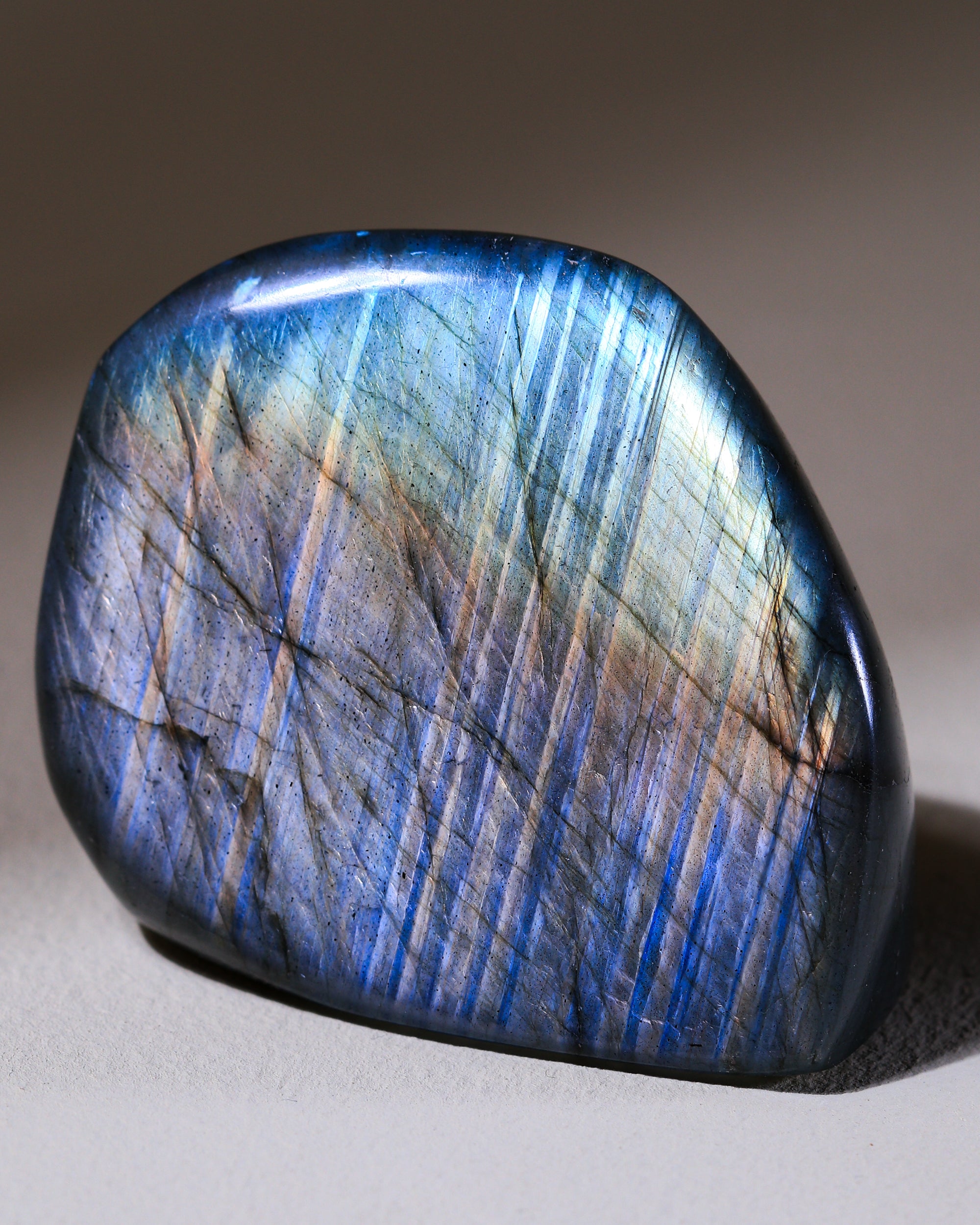 "Regenbogen" Labradorit, Einzelstück