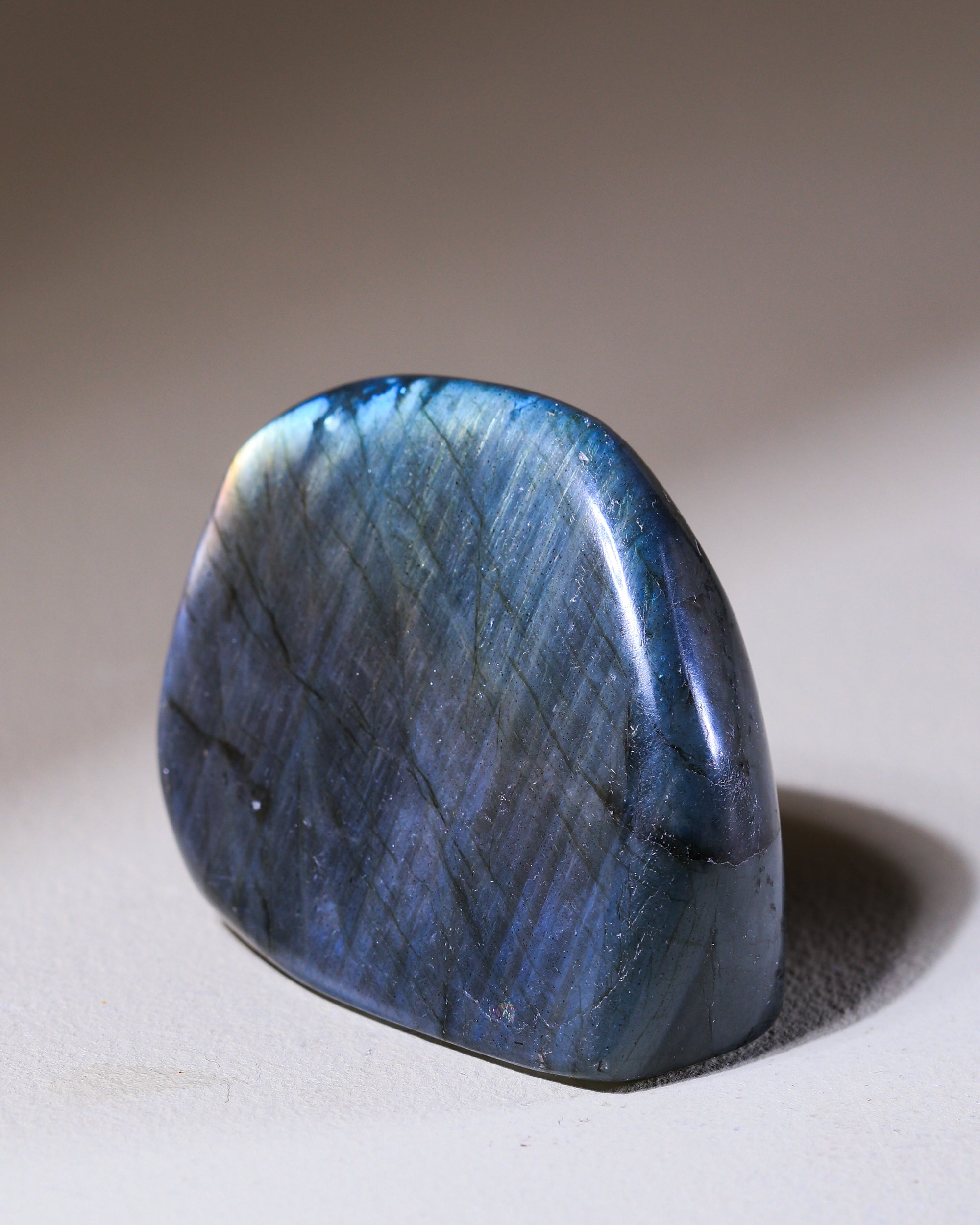 "Regenbogen" Labradorit, Einzelstück