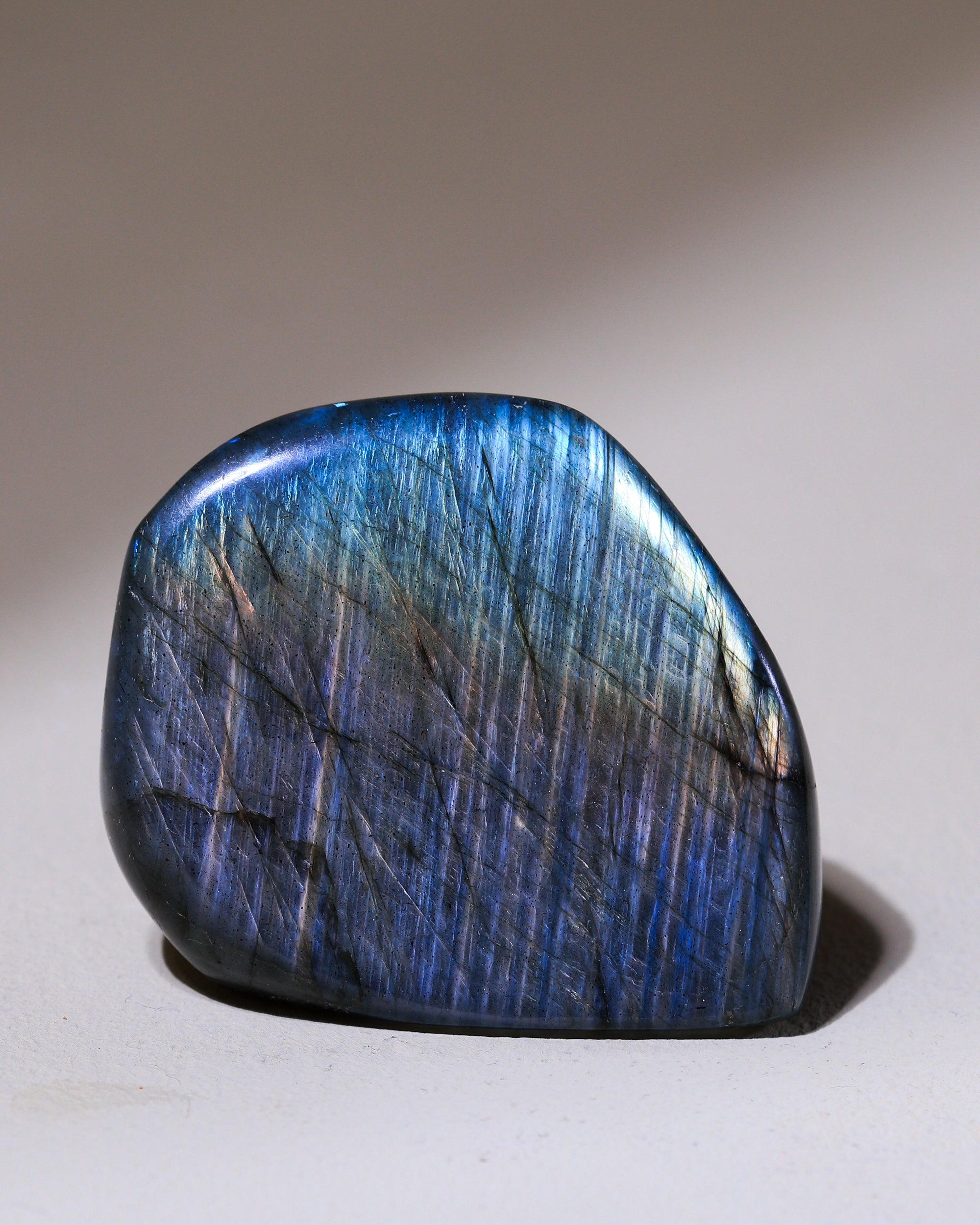 "Regenbogen" Labradorit, Einzelstück