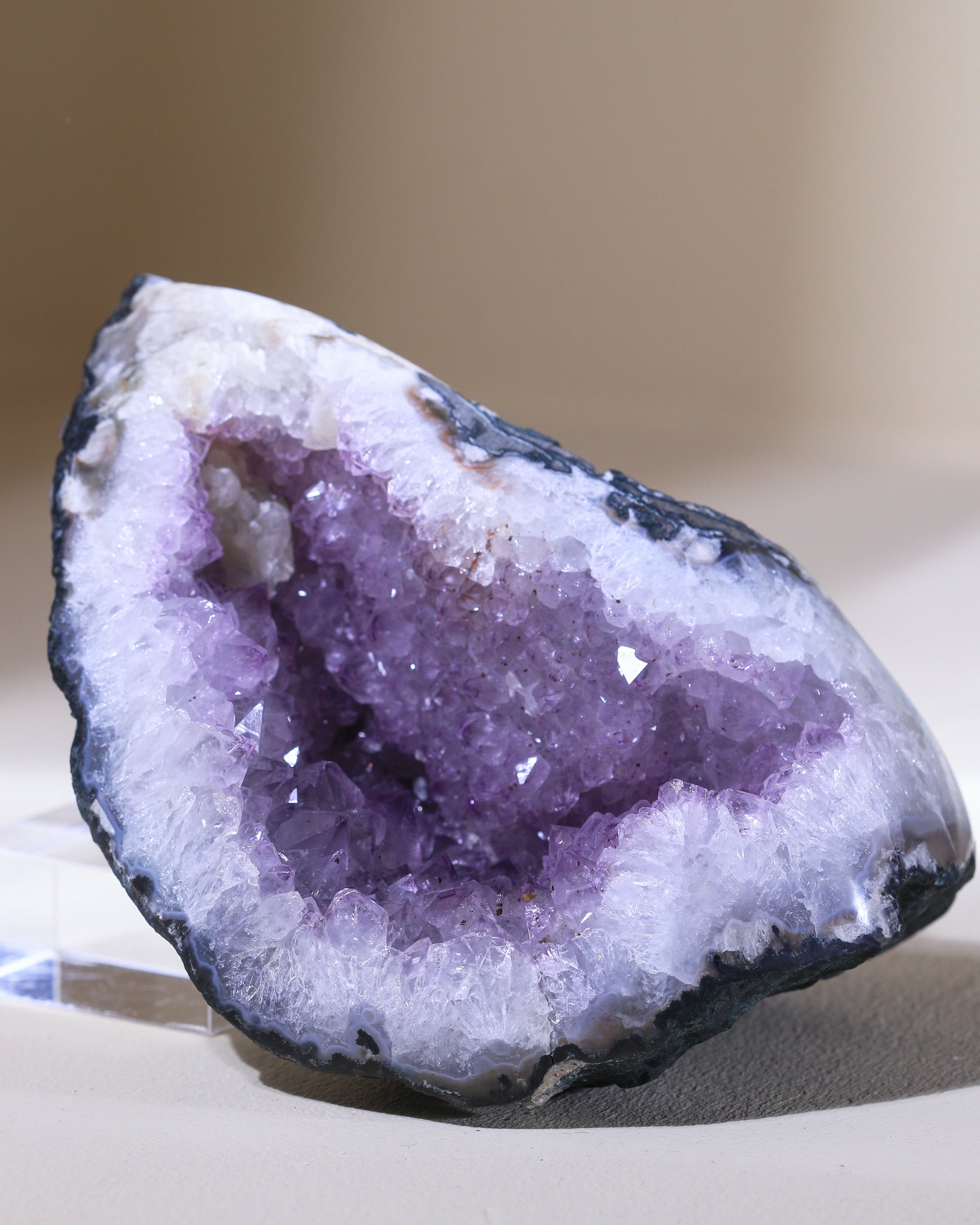 Amethyst Kristall mit Calcit, Einzelstück