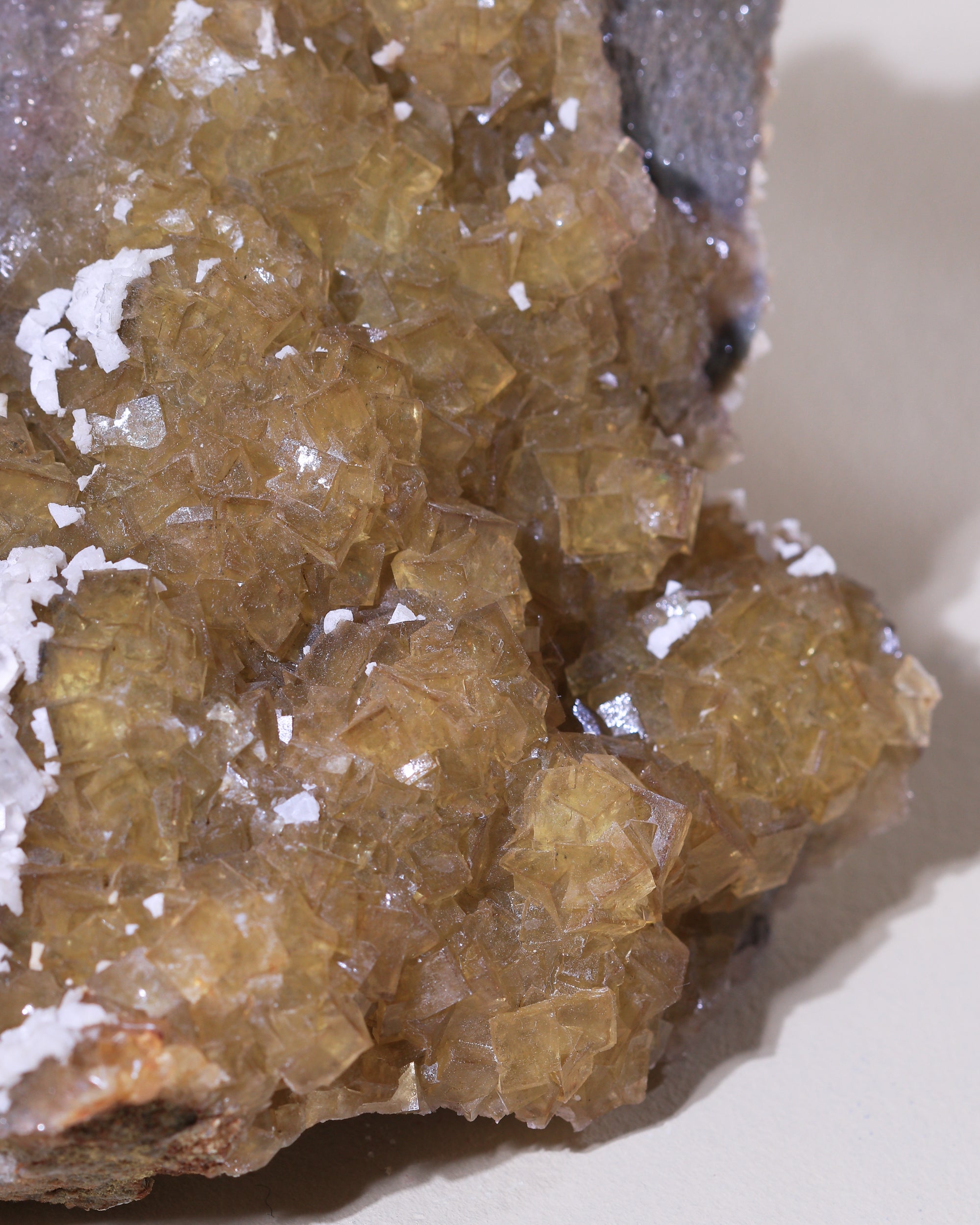 gelber Fluorit mit Calcit, Einzelstück