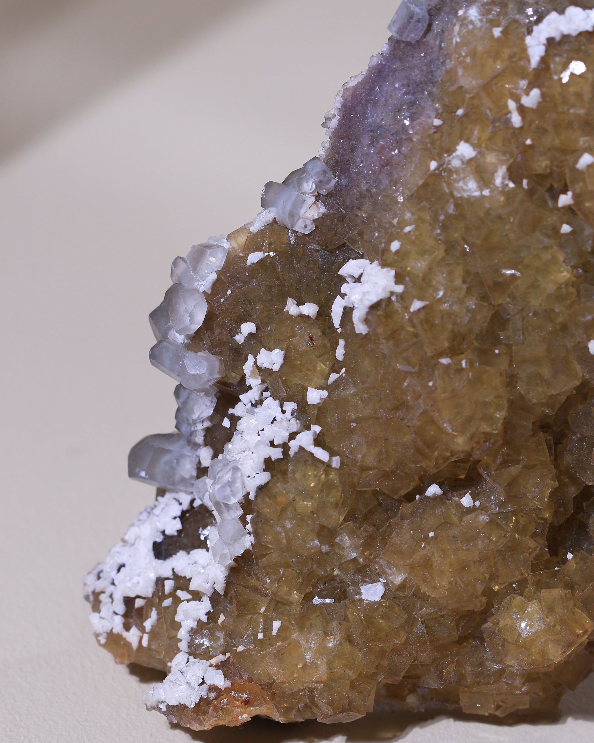 gelber Fluorit mit Calcit, Einzelstück