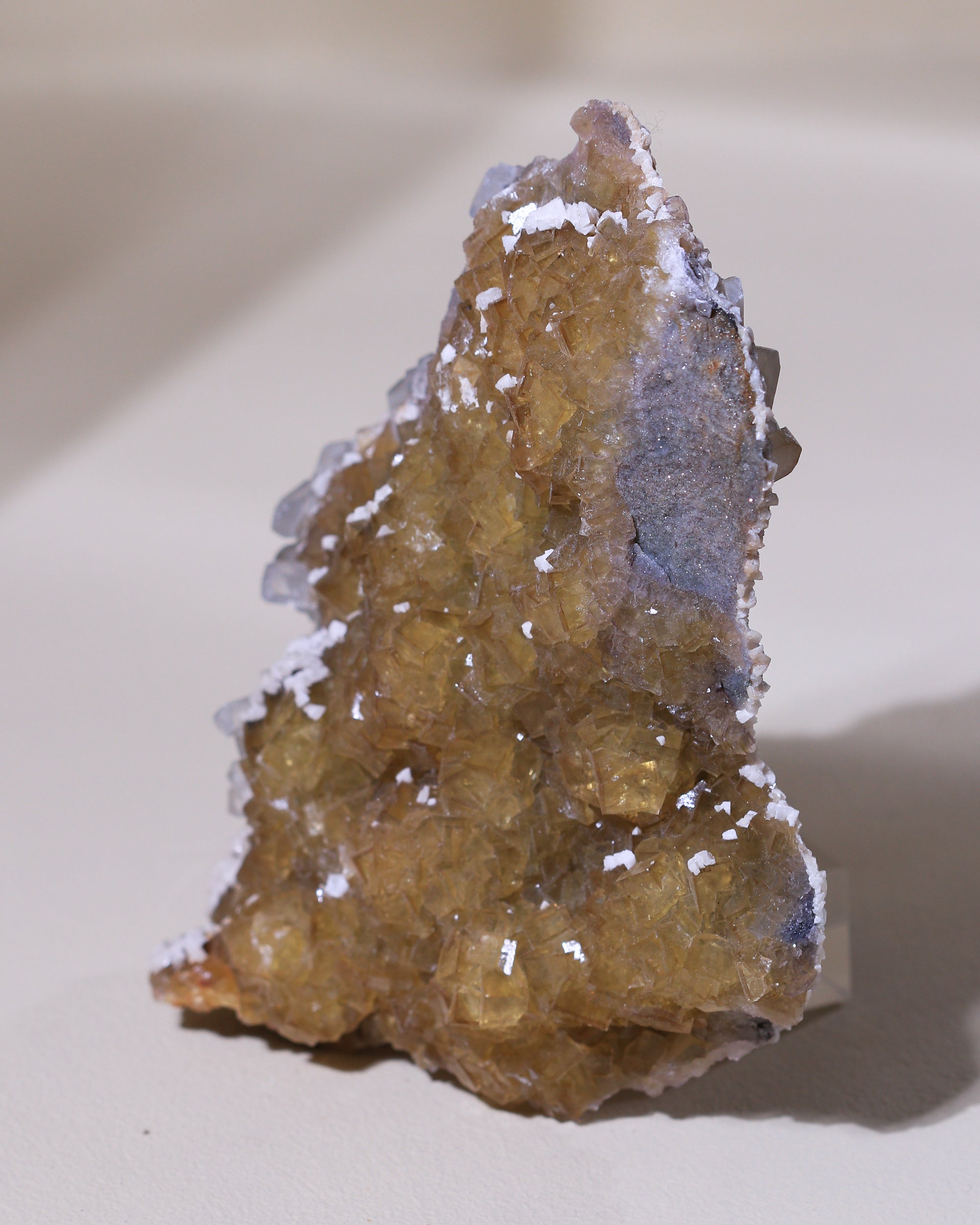 gelber Fluorit mit Calcit, Einzelstück