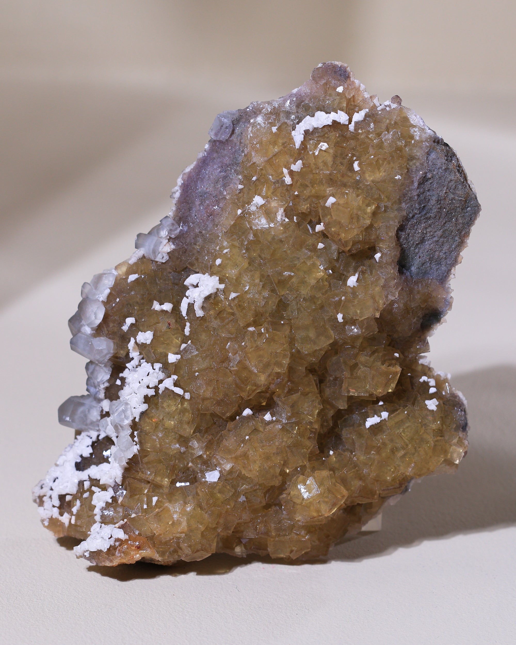 gelber Fluorit mit Calcit, Einzelstück