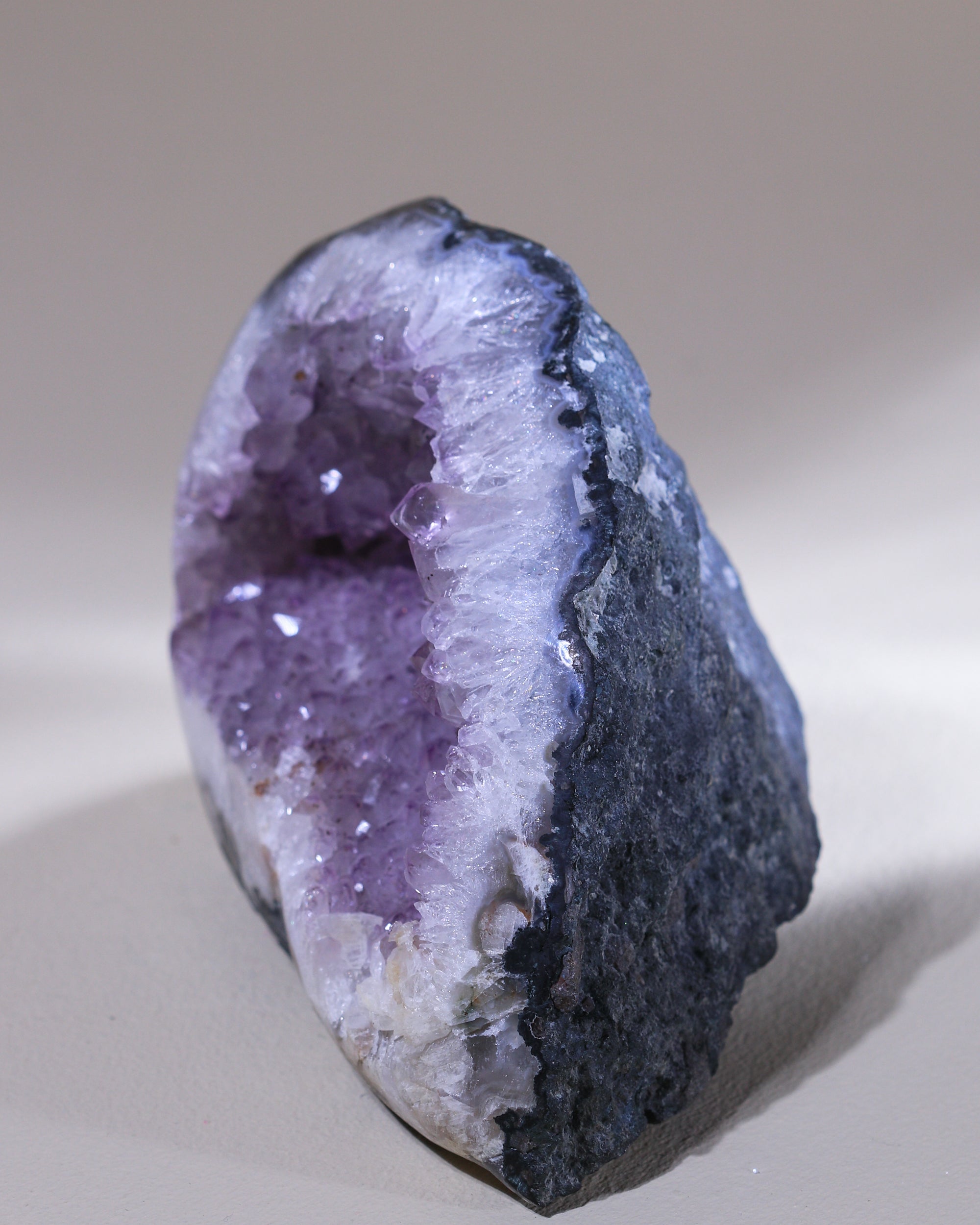 Amethyst Kristall mit Calcit, Einzelstück