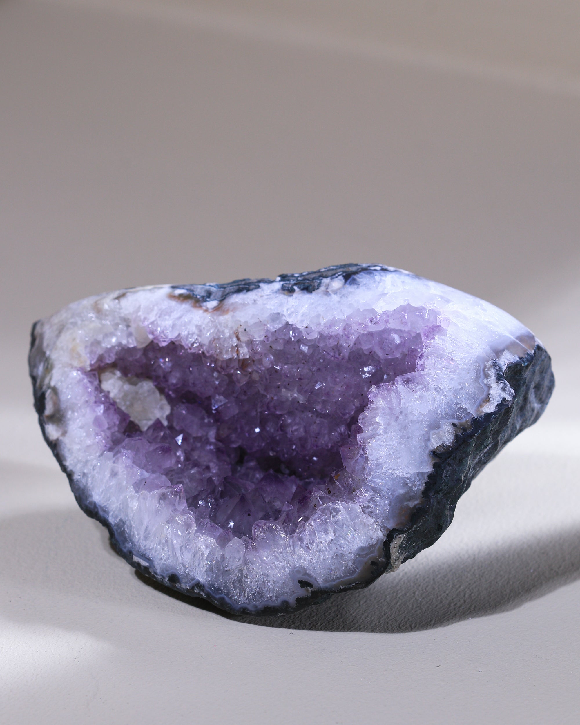 Amethyst Kristall mit Calcit, Einzelstück