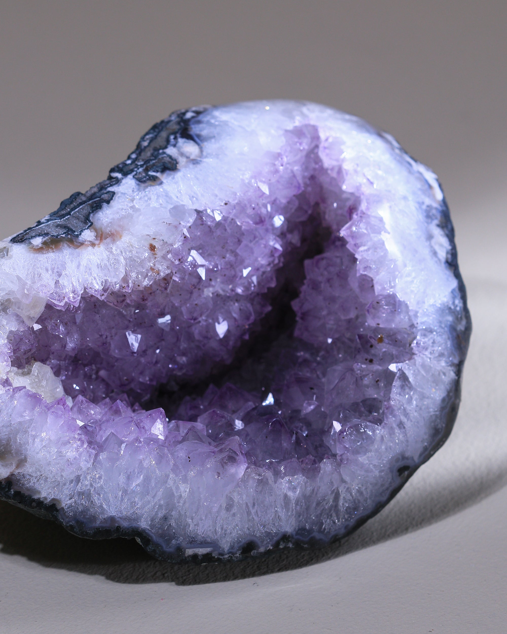 Amethyst Kristall mit Calcit, Einzelstück