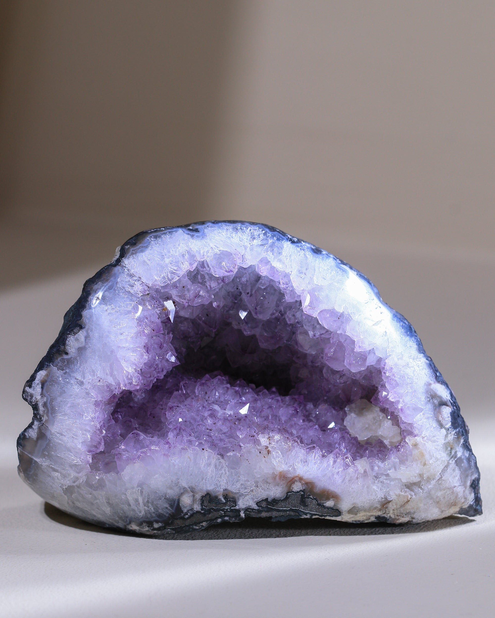 Amethyst Kristall mit Calcit, Einzelstück