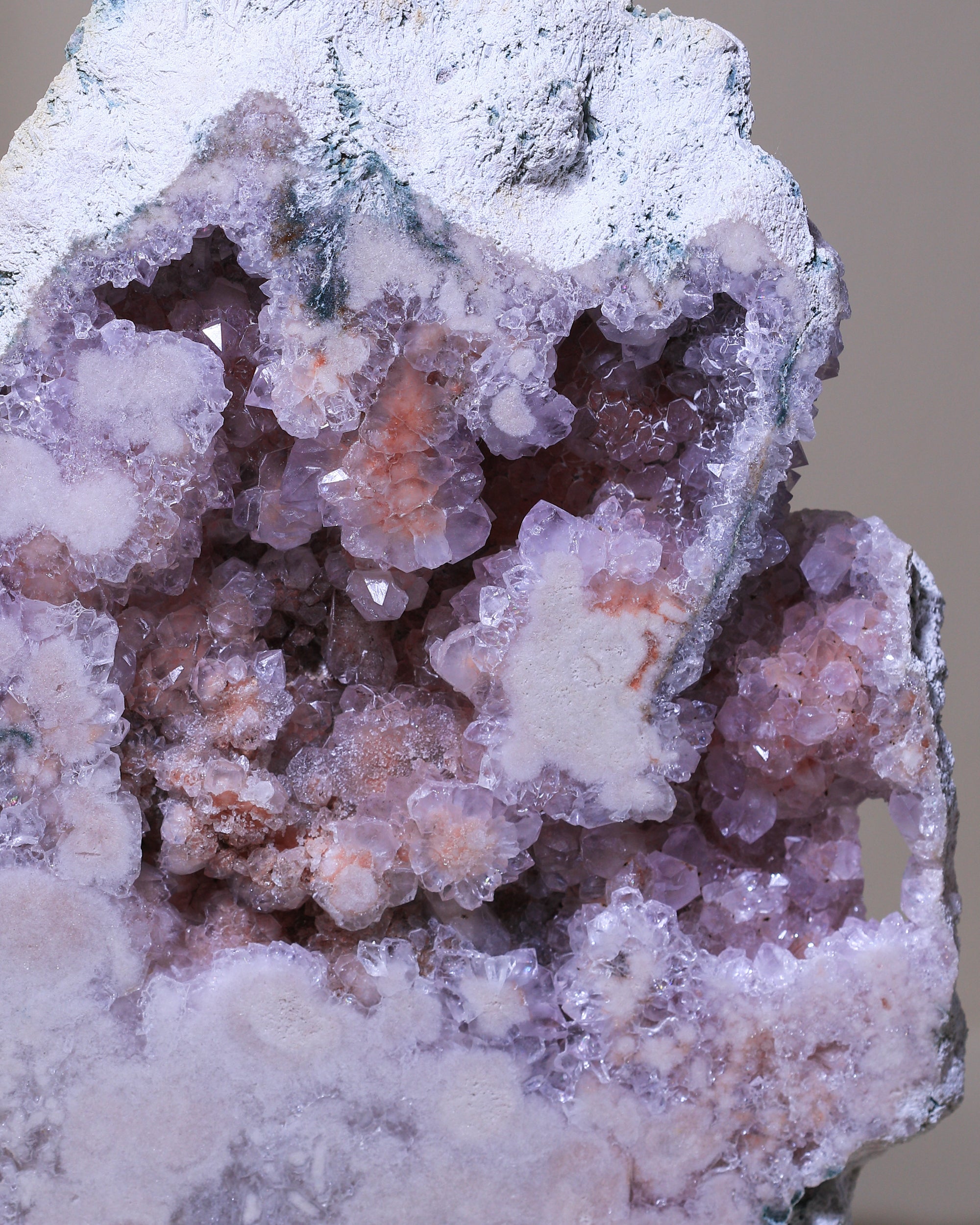 Pinker Amethyst auf Ständer, Einzelstück
