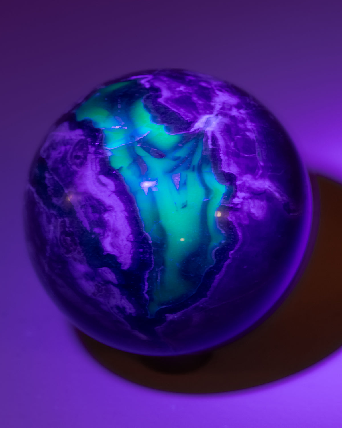 "Volcano" Achat Kugel (UV-reaktiv), Einzelstück