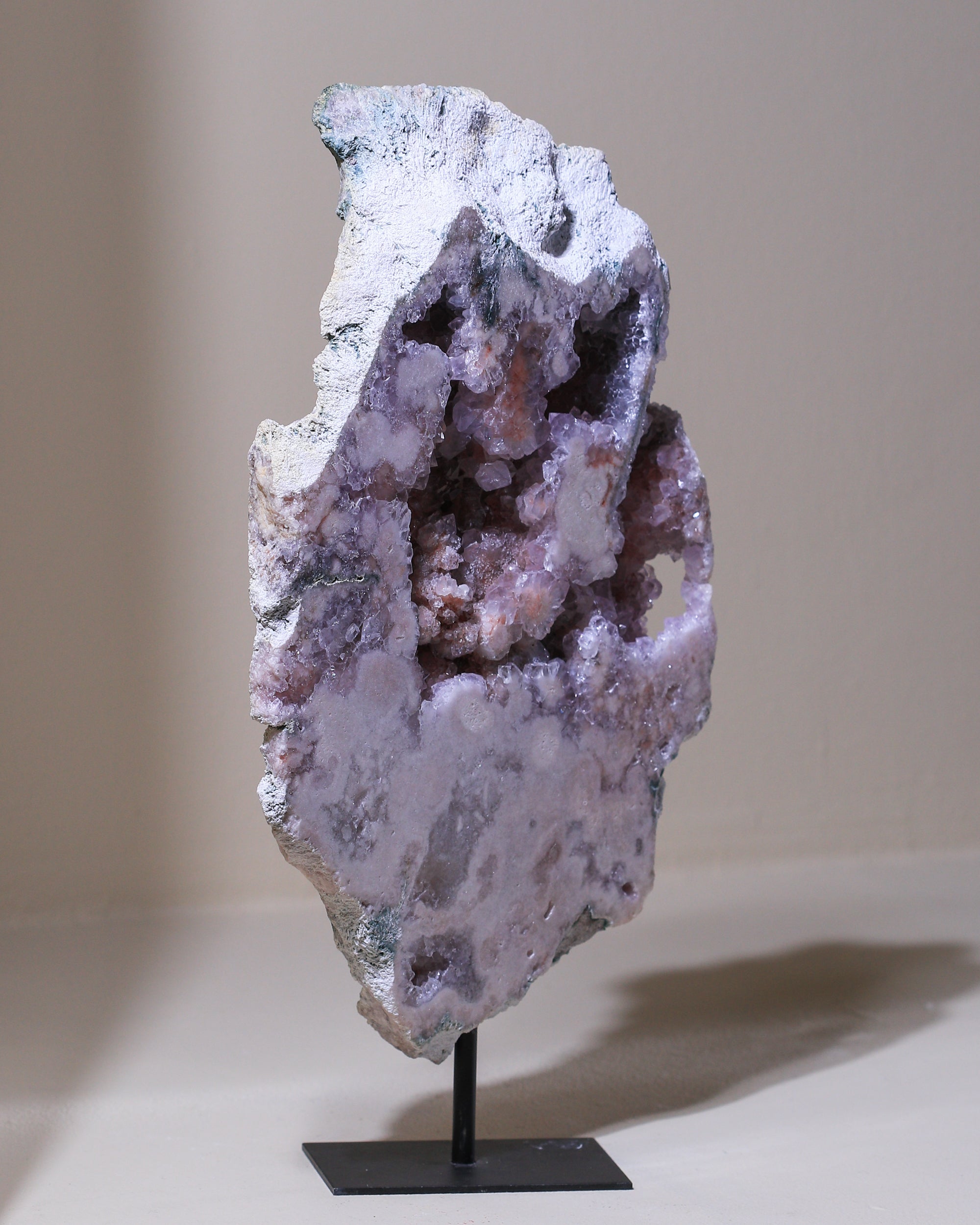 Pinker Amethyst auf Ständer, Einzelstück