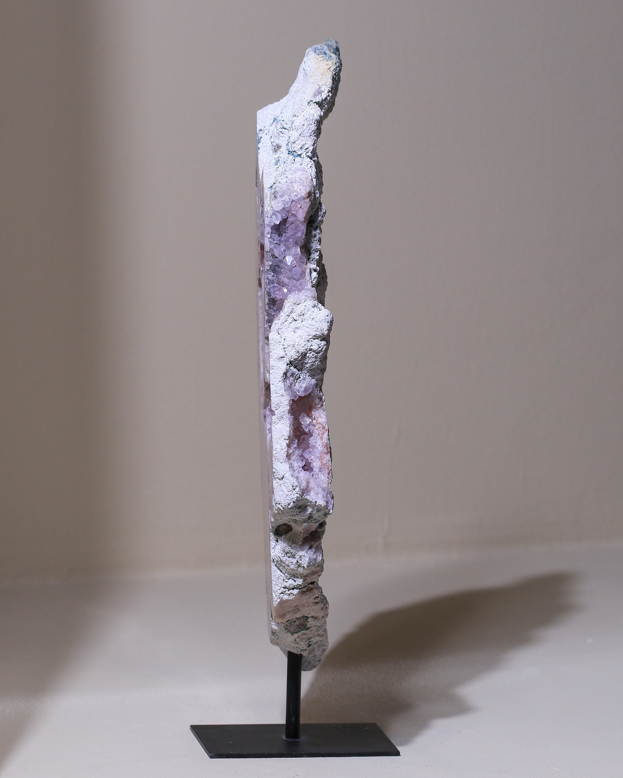 Pinker Amethyst auf Ständer, Einzelstück