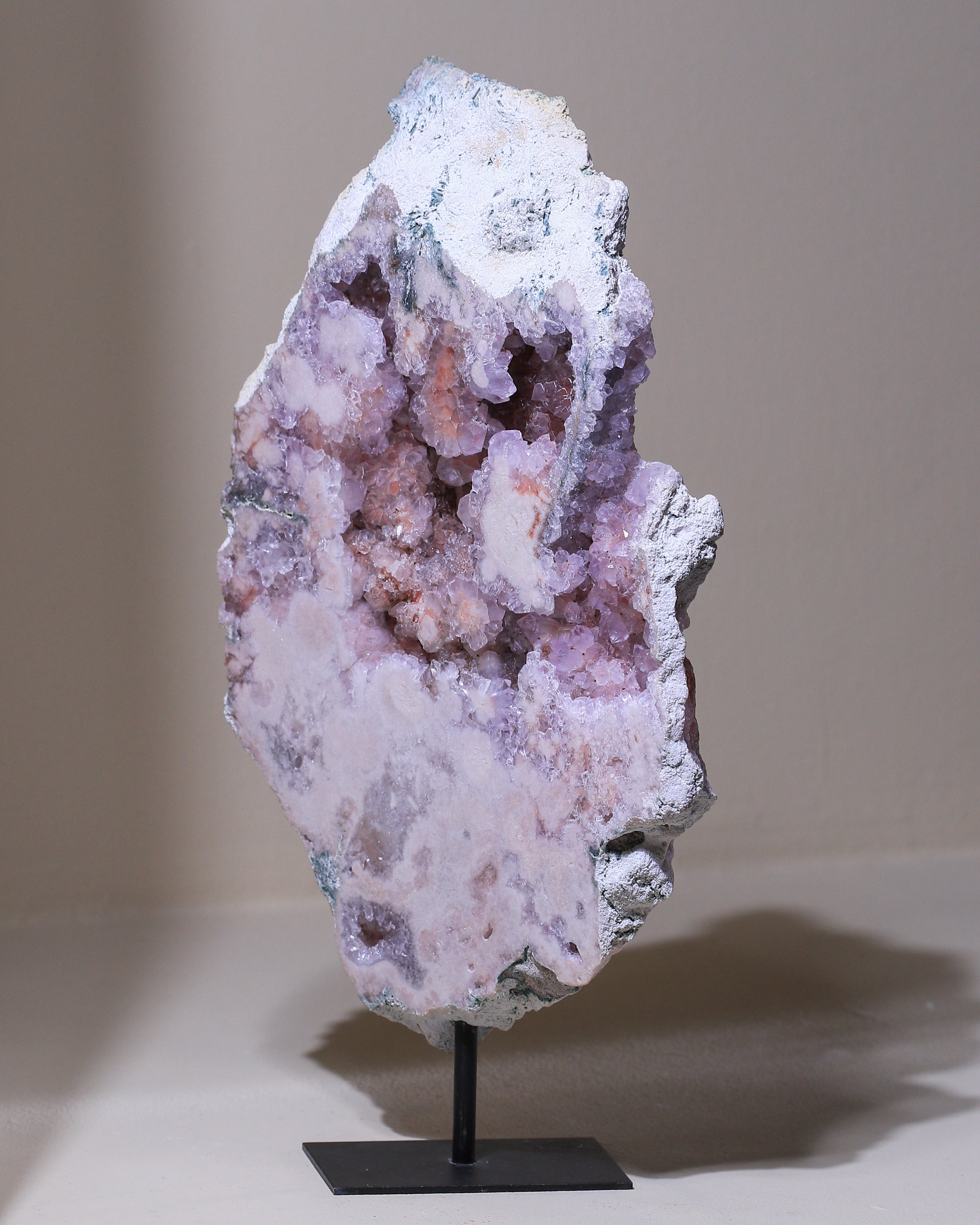 Pinker Amethyst auf Ständer, Einzelstück