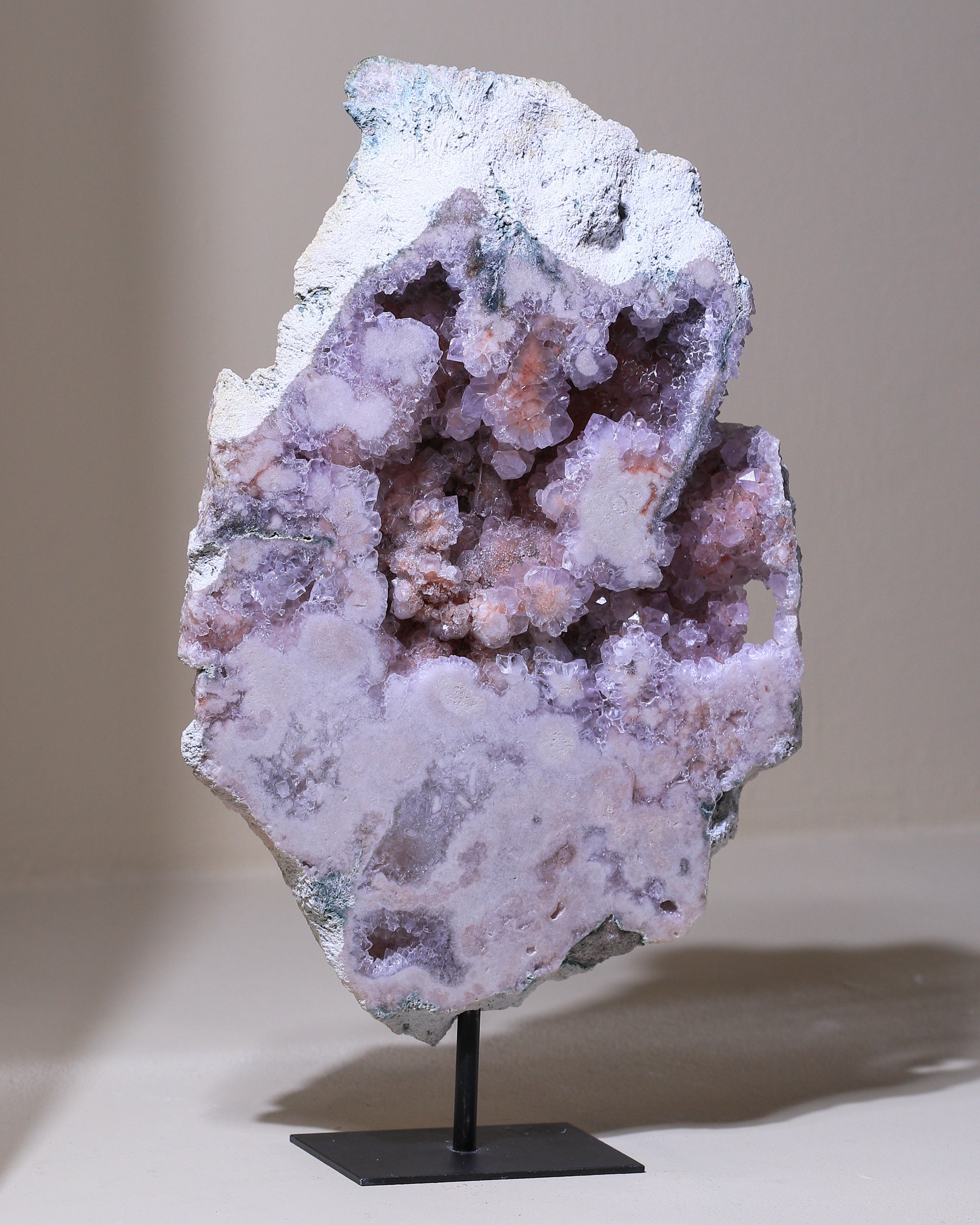 Pinker Amethyst auf Ständer, Einzelstück