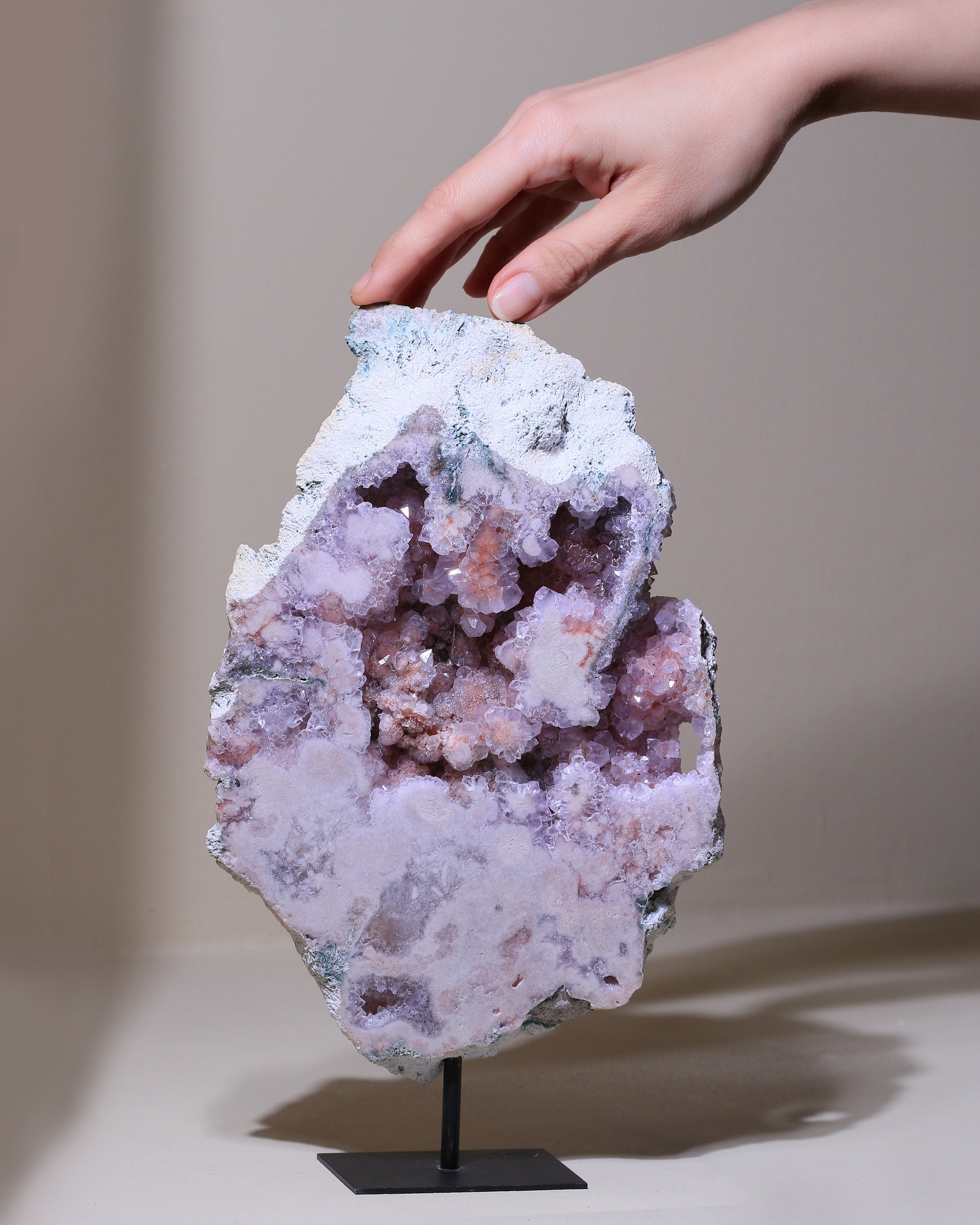 Pinker Amethyst auf Ständer, Einzelstück