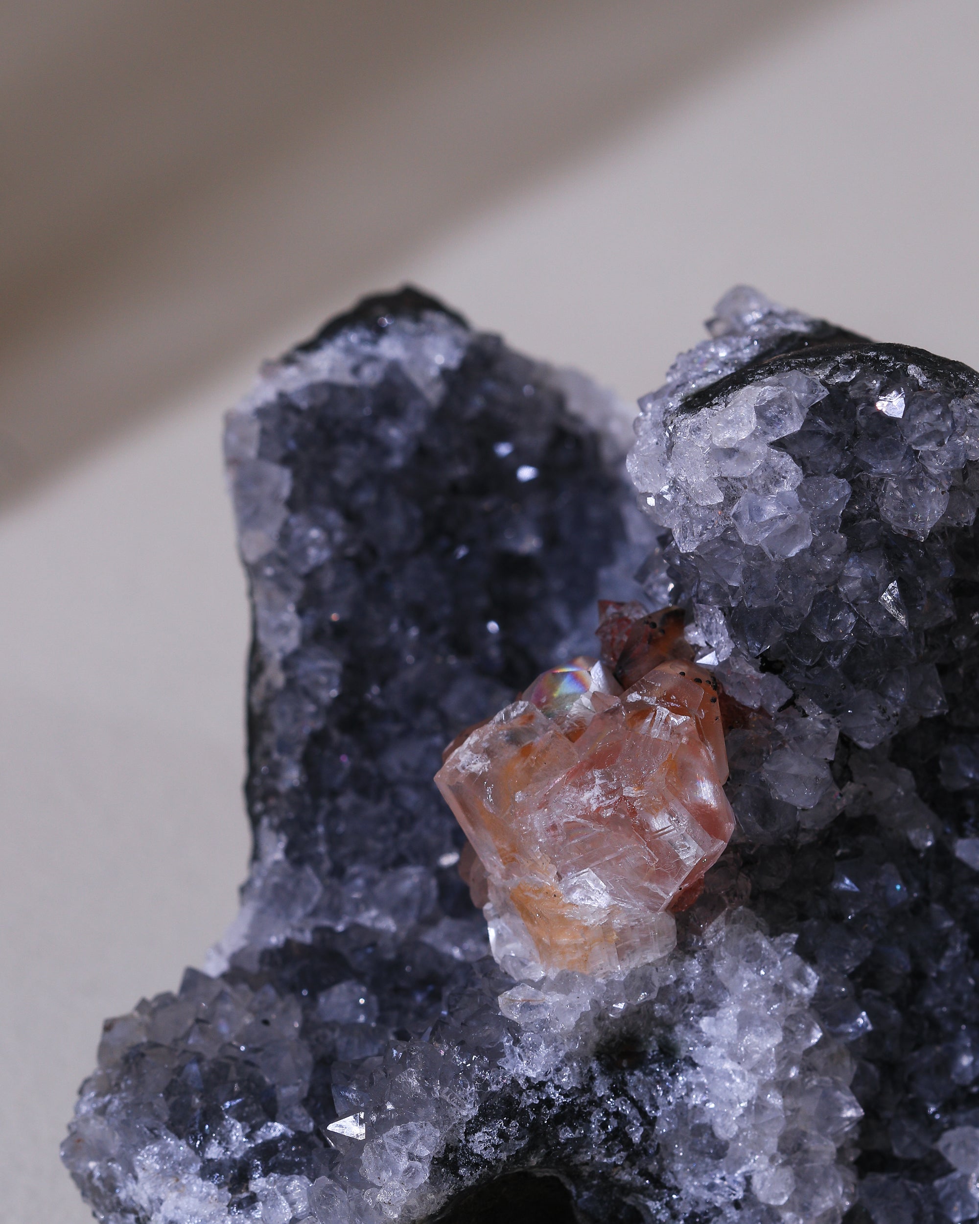 Chalcedon mit Calcit, Einzelstück