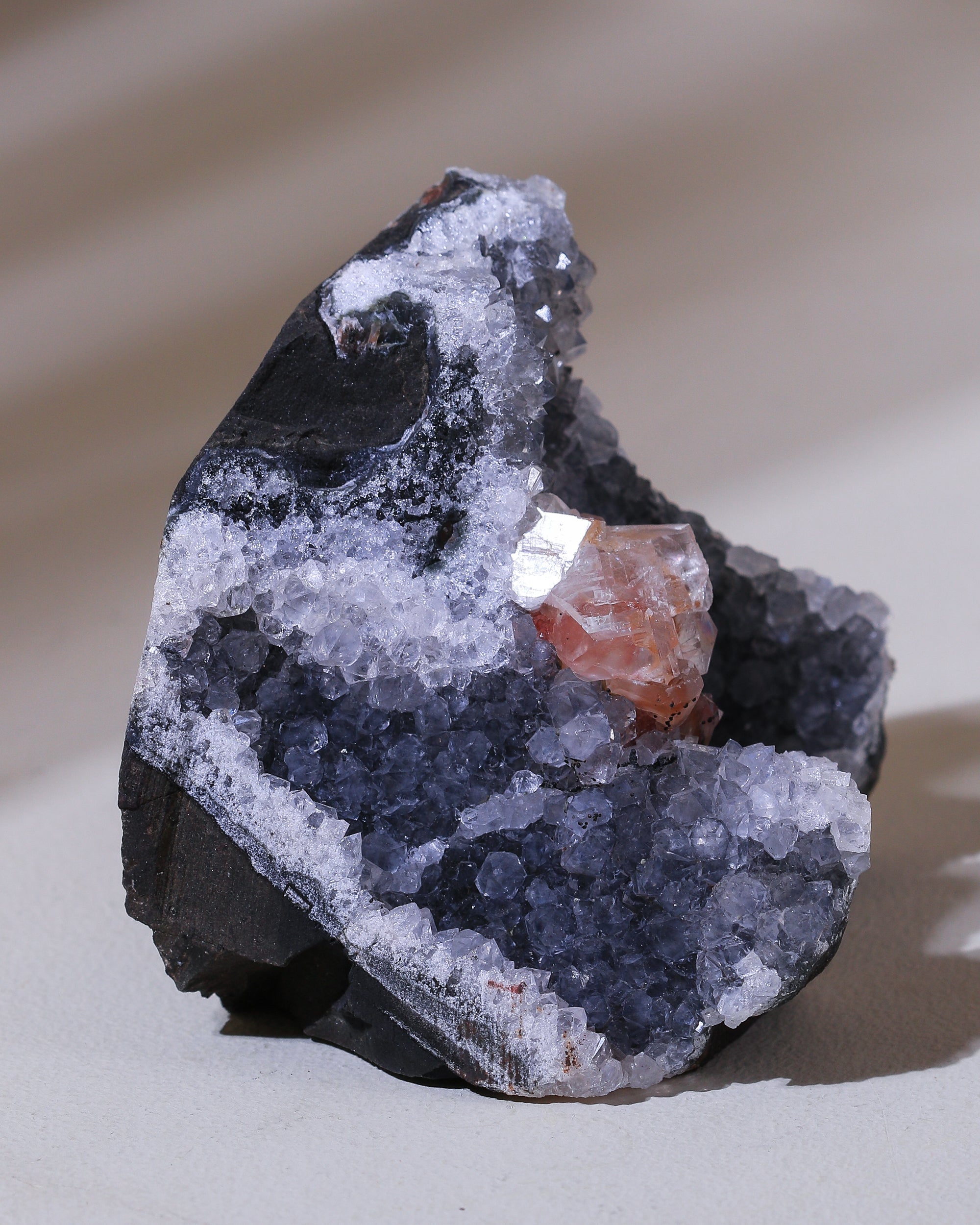 Chalcedon mit Calcit, Einzelstück