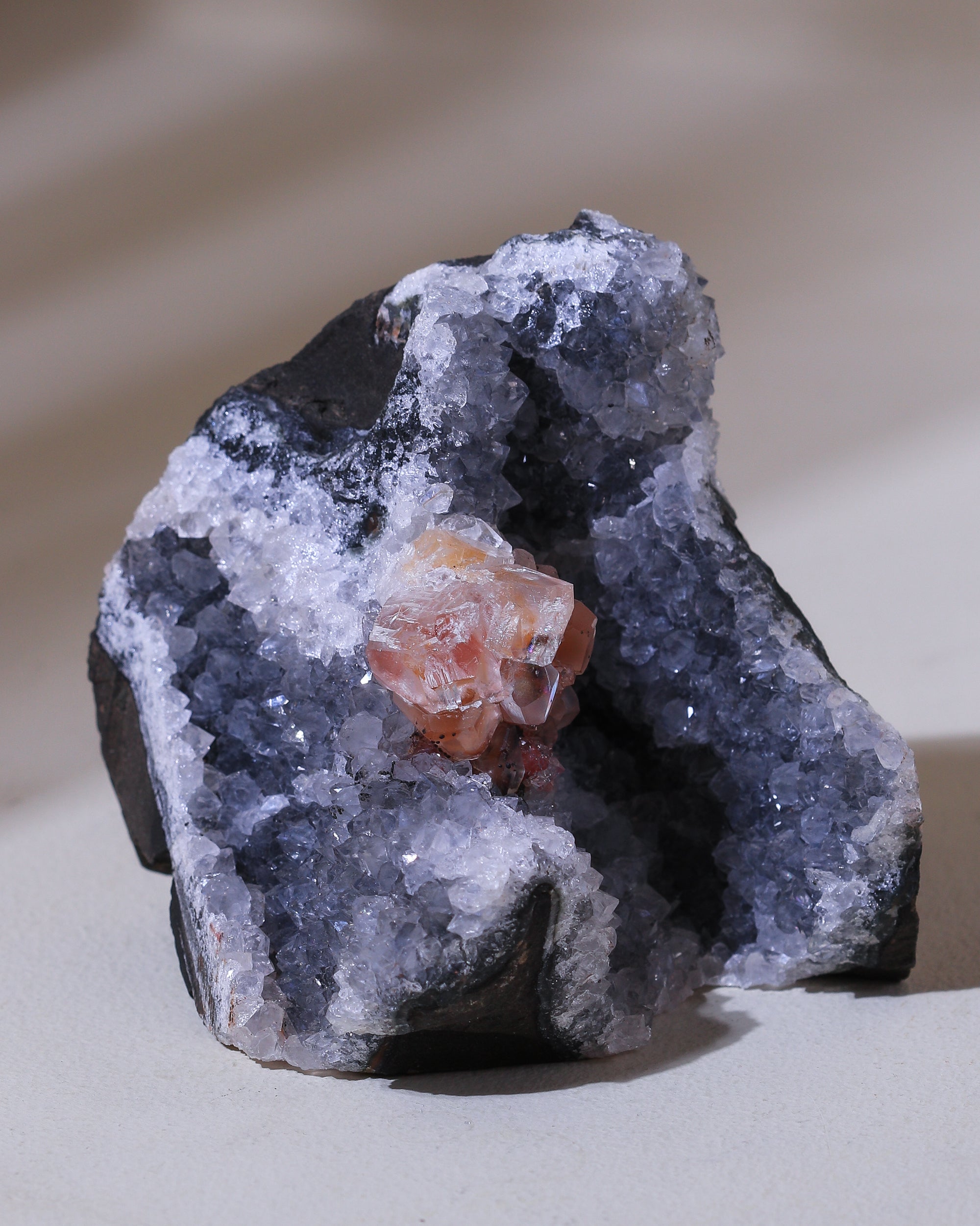 Chalcedon mit Calcit, Einzelstück